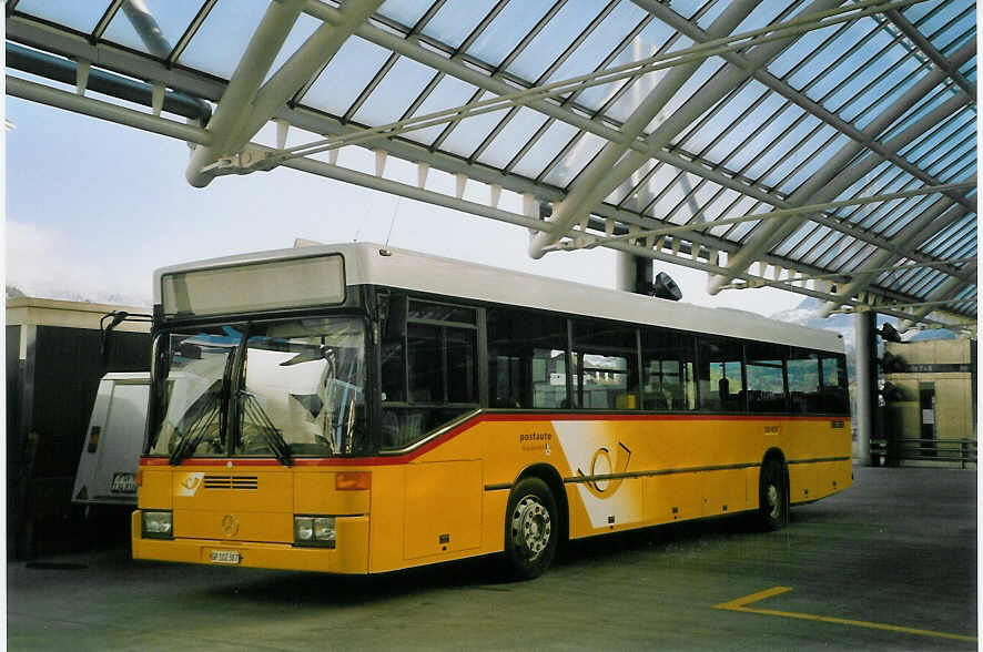 (066'610) - PostAuto Graubnden - GR 102'387 - Mercedes (ex P 25'203) am 20. April 2004 in Chur, Postautostation