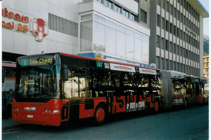 (066'613) - SBC Chur - Nr. 54/GR 155'854 - Neoplan am 20. April 2004 beim Bahnhof Chur