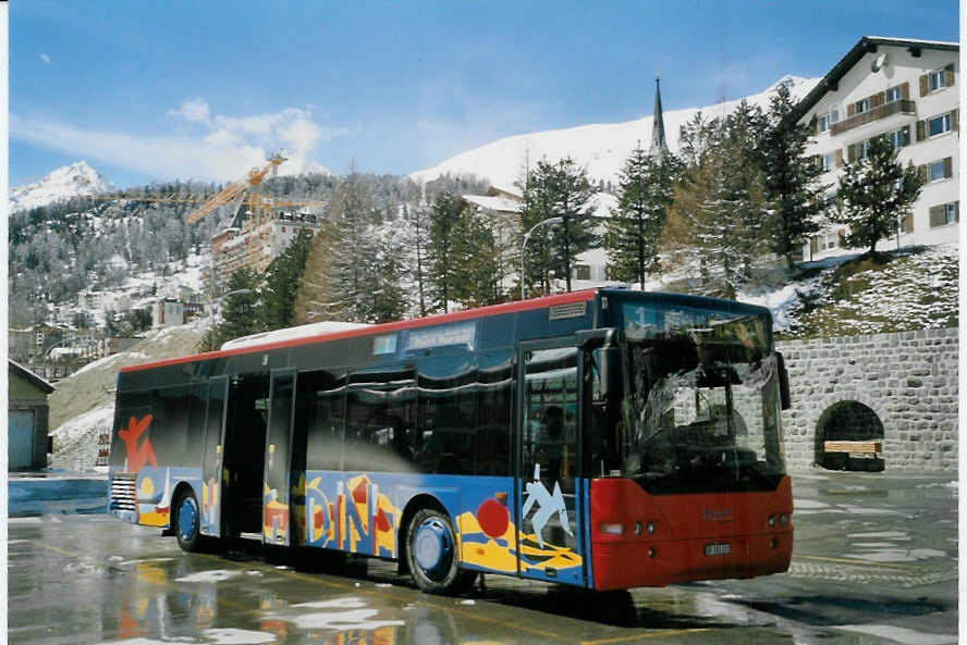 (066'703) - SBC Chur - Nr. 101/GR 100'101 - Neoplan am 20. April 2004 beim Bahnhof St. Moritz