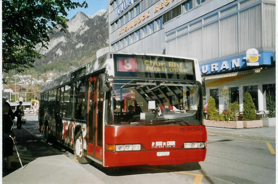 (066'723) - SBC Chur - Nr. 5/GR 97'505 - Neoplan am 20. April 2004 beim Bahnhof Chur