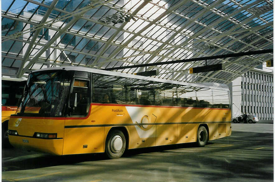 (066'731) - PostAuto Graubnden - GR 102'392 - Neoplan (ex P 25'859) am 20. April 2004 in Chur, Postautostation