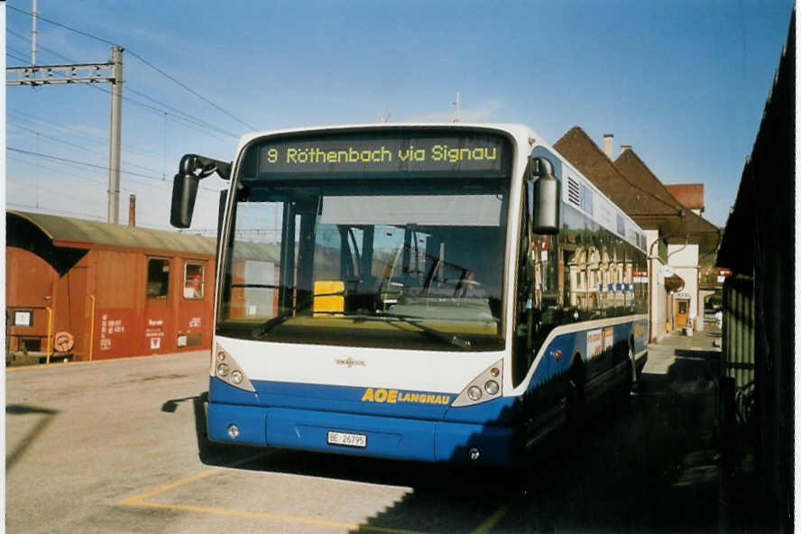 (066'908) - AOE Langnau - Nr. 4/BE 26'795 - Van Hool am 22. April 2004 beim Bahnhof Langnau