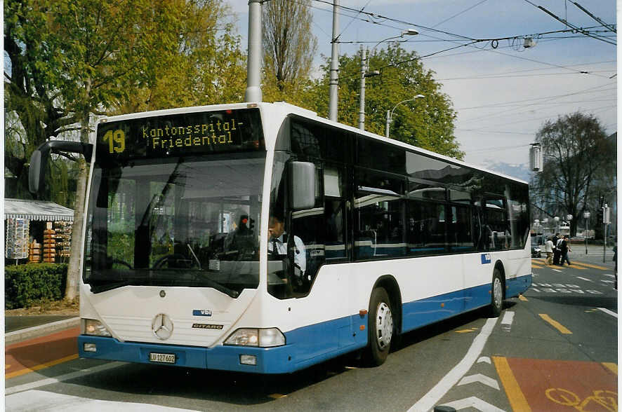 (066'921) - VBL Luzern - Nr. 565/LU 127'602 - Mercedes (ex Gowa, Luzern Nr. 65) am 22. April 2004 beim Bahnhof Luzern