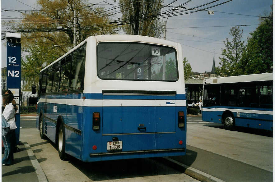 (066'929) - Bucheli, Kriens - Nr. 8/LU 15'539 - FBW/FHS am 22. April 2004 beim Bahnhof Luzern