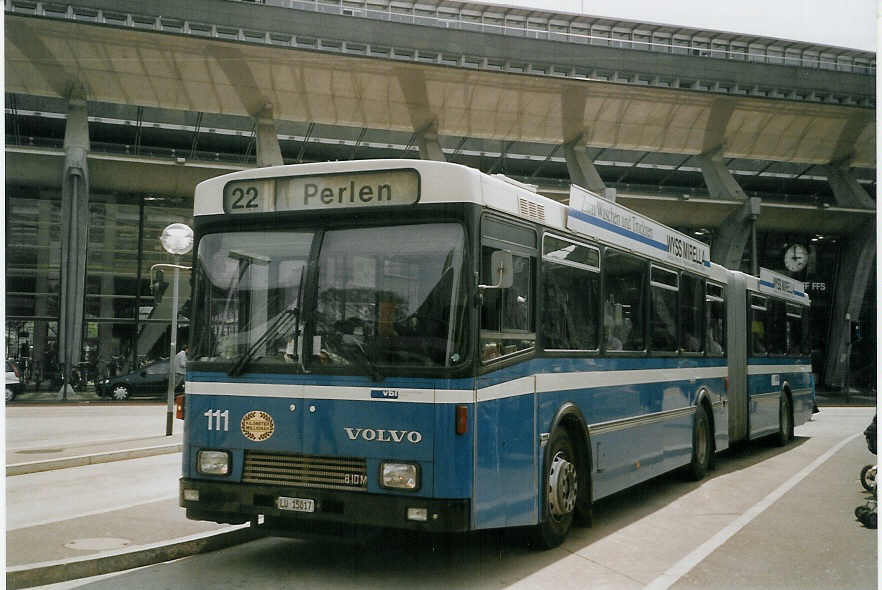 (066'933) - VBL Luzern - Nr. 111/LU 15'017 - Volvo/R&J am 22. April 2004 beim Bahnhof Luzern