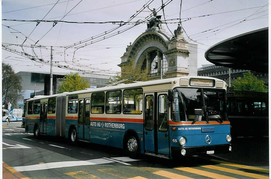 (067'003) - AAGR Rothenburg - Nr. 65/LU 15'712 - Mercedes am 22. april 2004 beim Bahnhof Luzern