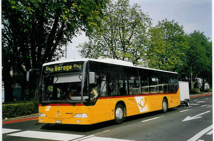 (067'005) - Bucheli, Kriens - Nr. 29/LU 15'085 - Mercedes am 22. April 2004 beim Bahnhof Luzern