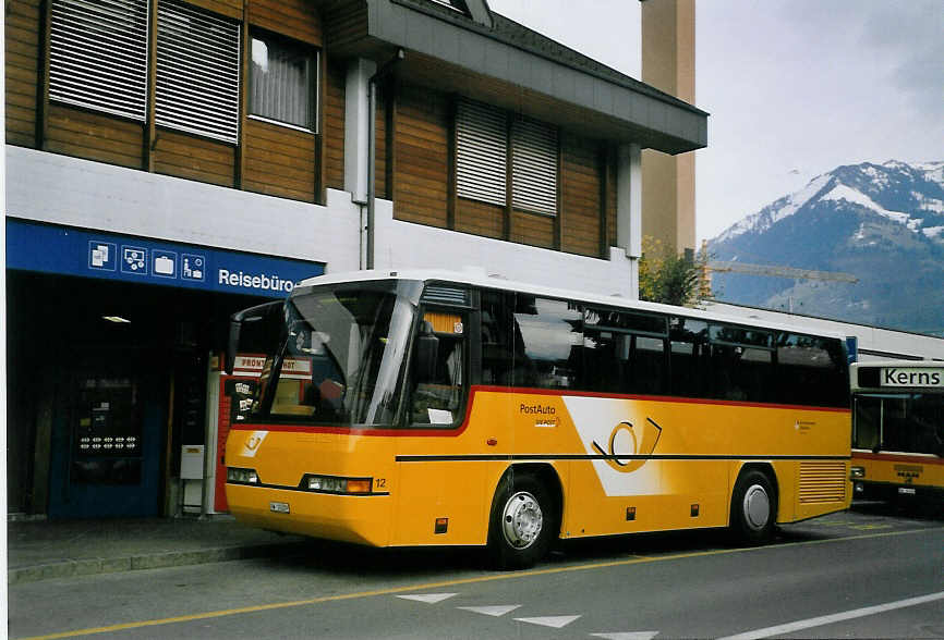 (067'012) - Dillier, Sarnen - Nr. 12/OW 10'209 - Neoplan am 22. april 2004 beim Bahnhof Sarnen