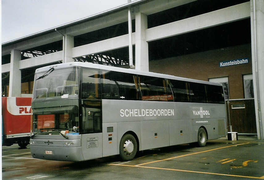 (067'025) - Aus Belgien: Scheldeboorden, Temse - 164.P.4 - Van Hool am 23. April 2004 in Thun, Grabengut