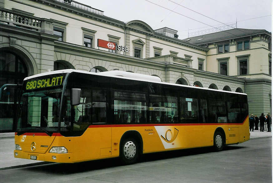 (067'028) - Steiger, Schlatt - ZH 67'476 - Mercedes am 24. April 2004 beim Hauptbahnhof Winterthur