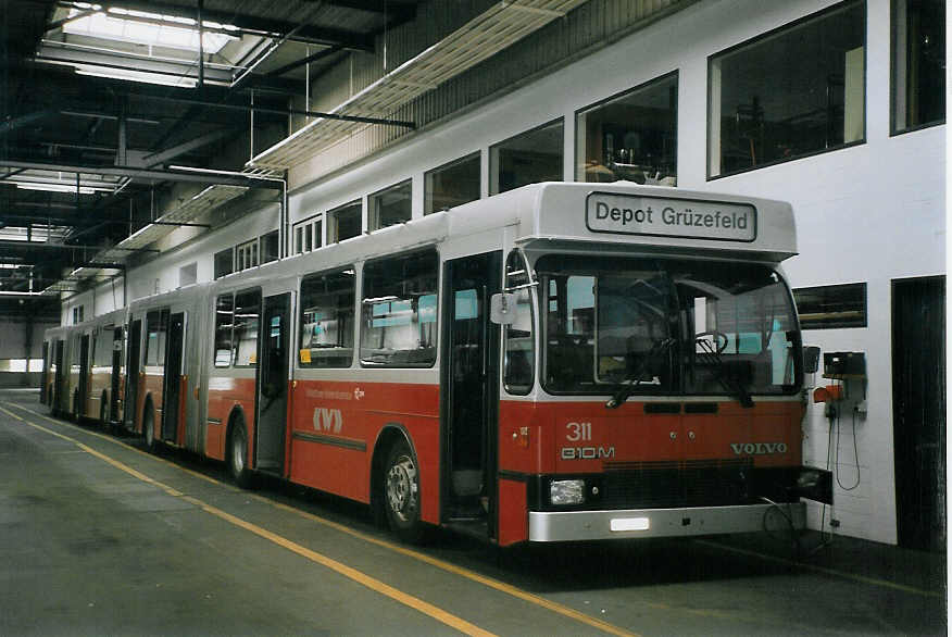 (067'035) - WV Winterthur - Nr. 311/ZH 527'311 - Volvo/Hess am 24. April 2004 in Winterthur, Depot Grzefeld