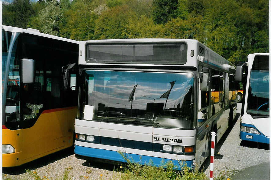 (067'130) - AAGI Interlaken - Nr. 32 - Neoplan am 24. April 2004 in Kloten, EvoBus