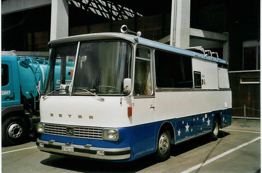 (067'229) - Wittwer, Thun - BE 562'323 - Setra am 30. April 2004 in Thun, Grabengut