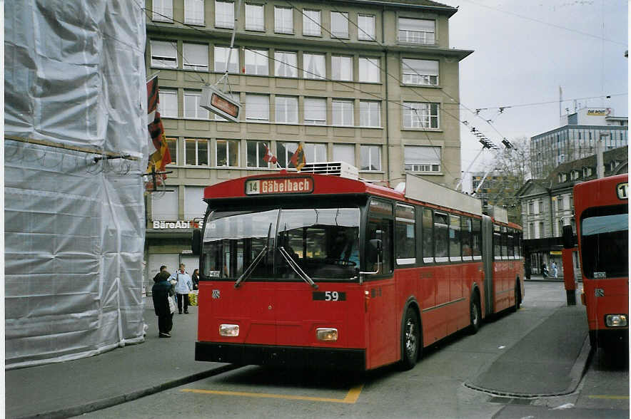 (067'306) - Bernmobil, Bern - Nr. 59 - FBW/Hess Gelenktrolleybus am 1. Mai 2004 beim Bahnhof Bern