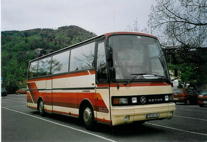 (067'311) - Aus Deutschland: Euro-Studio, Titisee - FR-XD 94 - Setra am 3. Mai 2004 in Thun, Seestrasse