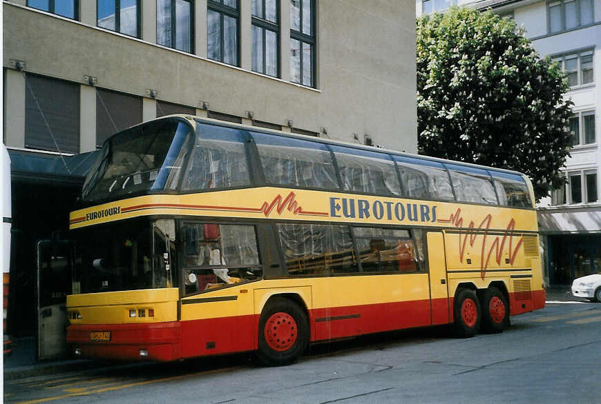 (067'617) - Aus Ungarn: Eurotours - GHJ-740 - Neoplan am 20. Mai 2004 in Zrich, Kongresshaus