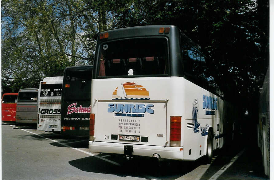 (067'804) - Sunrise, Niederwangen - BE 562'385 - Volvo/Drgmller am 23. Mai 2004 in Luzern, Carparkplatz