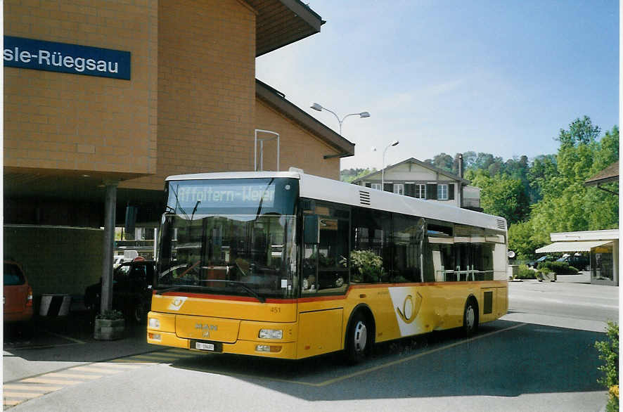 (068'122) - Trachsel, Hasle-Regsau - Nr. 451/BE 19'497 - MAN/Gppel (ex PostAuto Bern-Freiburg-Solothurn; ex P 23'031) am 29. Mai 2004 beim Bahnhof Hasle-Regsau