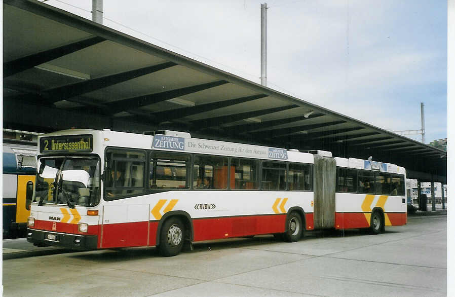 (068'401) - RVBW Wettingen - Nr. 123/AG 18'085 - MAN/R&J am 19. Juni 2004 beim Bahnhof Baden