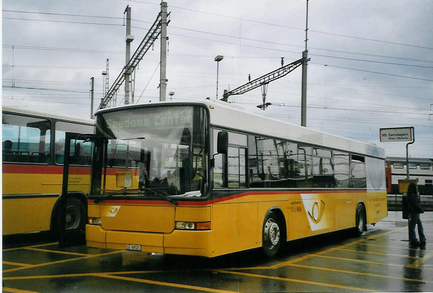 (068'622) - Schuler, Feusisberg - SZ 69'121 - Volvo/Hess am 19. Juni 2004 beim Bahnhof Pfffikon