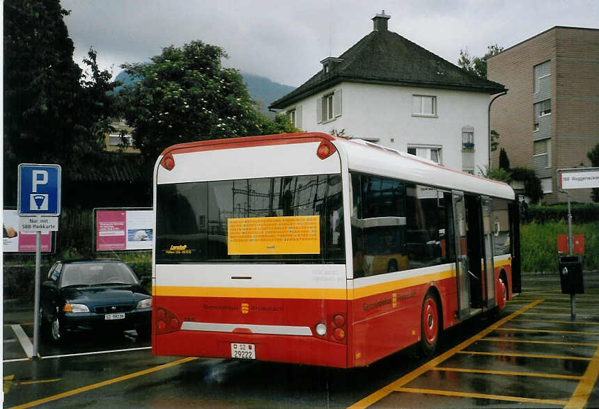 (068'625) - Landolt, Pfffikon - SZ 29'222 - Solaris am 19. Juni 2004 beim Bahnhof Pfffikon