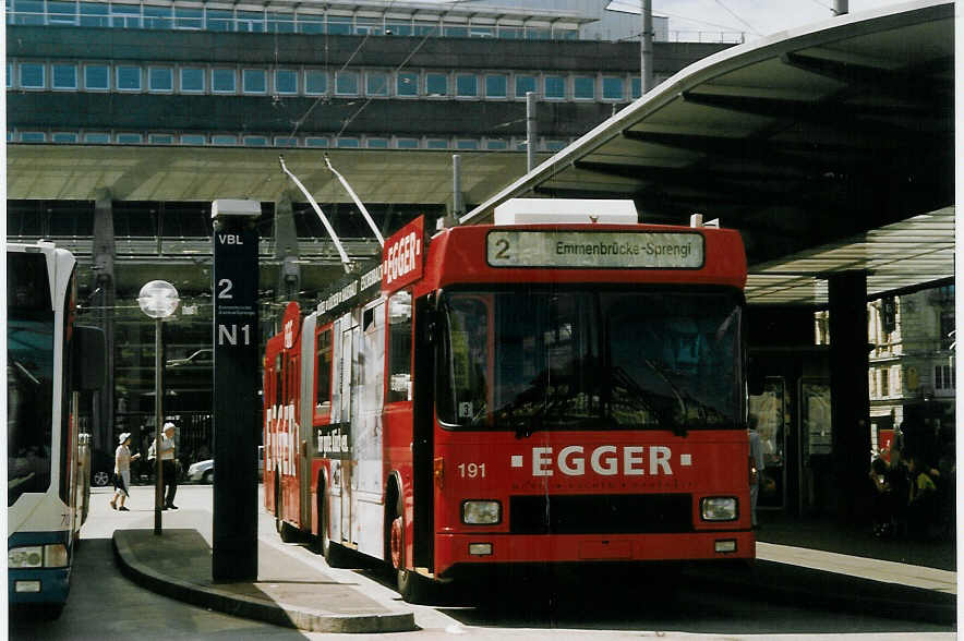 (068'721) - VBL Luzern - Nr. 191 - NAW/Hess Gelenktrolleybus am 27. Juni 2004 beim Bahnhof Luzern