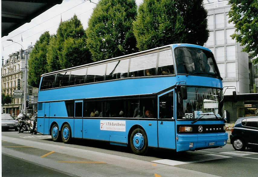 (068'722) - Cartech, Niederglatt - SG 262'016 - Setra am 27. Juni 2004 beim Bahnhof Luzern