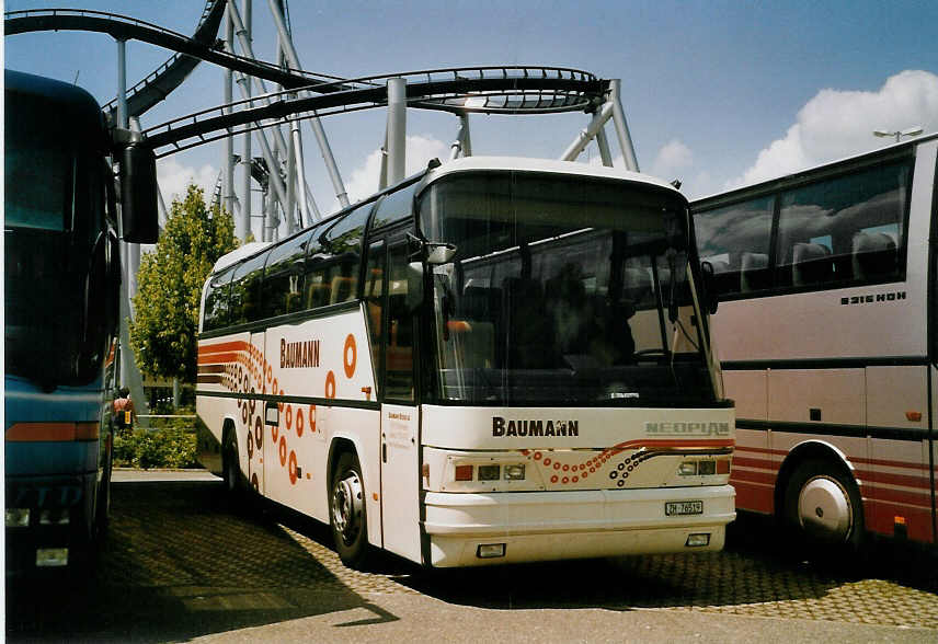 (068'908) - Aus der Schweiz: Baumann, Mnnedorf - ZH 76'519 - Neoplan am 6. Juli 2004 in Rust, Europapark