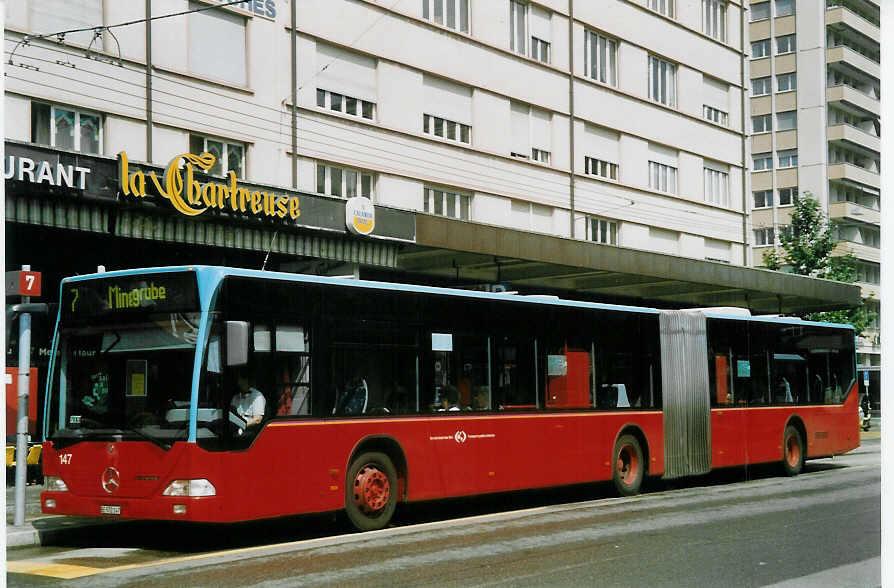 (069'010) - VB Biel - Nr. 147/BE 572'147 - Mercedes am 7. Juli 2004 beim Bahnhof Biel