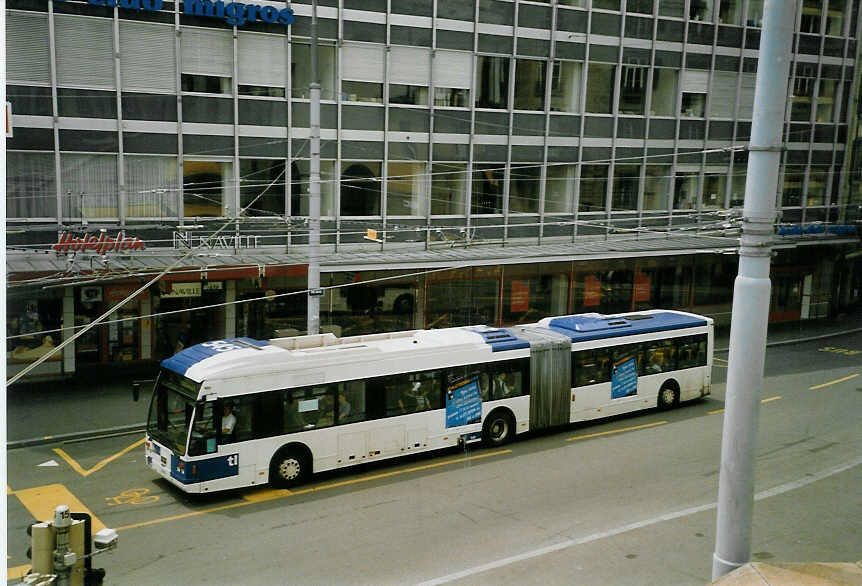 (069'124) - TL Lausanne - Nr. 545/VD 1473 - Van Hool am 8. Juli 2004 in Lausanne, Place Riponne