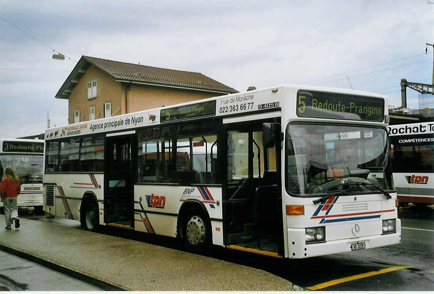 (069'201) - TPN Nyon - VD 1235 - Mercedes am 8. Juli 2004 beim Bahnhof Nyon