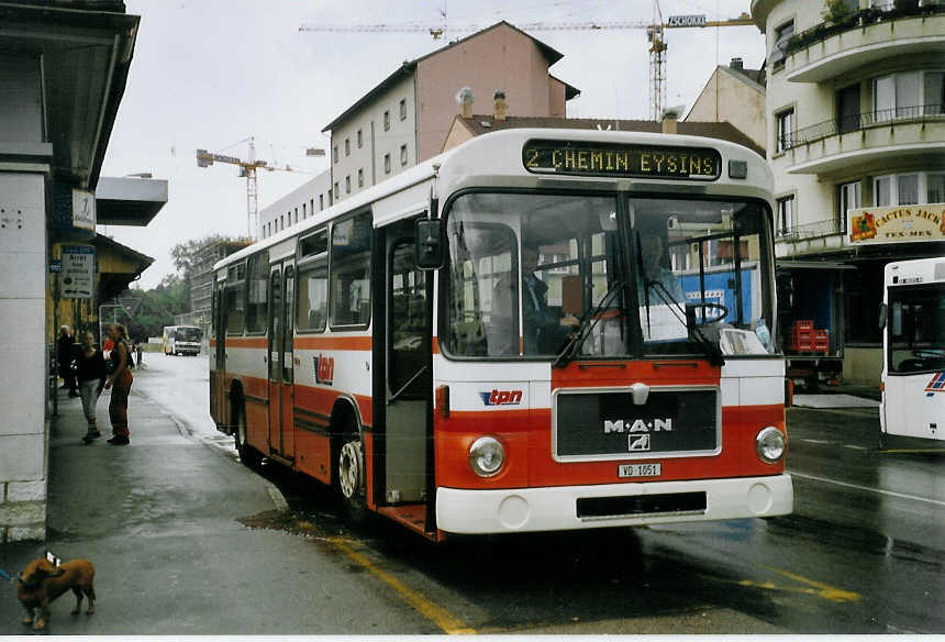 (069'204) - TPN Nyon - VD 1051 - MAN am 8. Juli 2004 beim Bahnhof Nyon