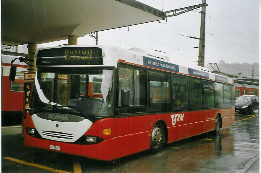 (069'421) - Lanz, Huttwil - BE 75'827 - Scania am 12. Juli 2004 beim Bahnhof Huttwil