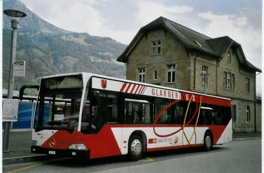 (069'506) - Niederer, Filzbach - Nr. 21/GL 228 - Mercedes am 17. Juli 2004 beim Bahnhof Nfels-Mollis