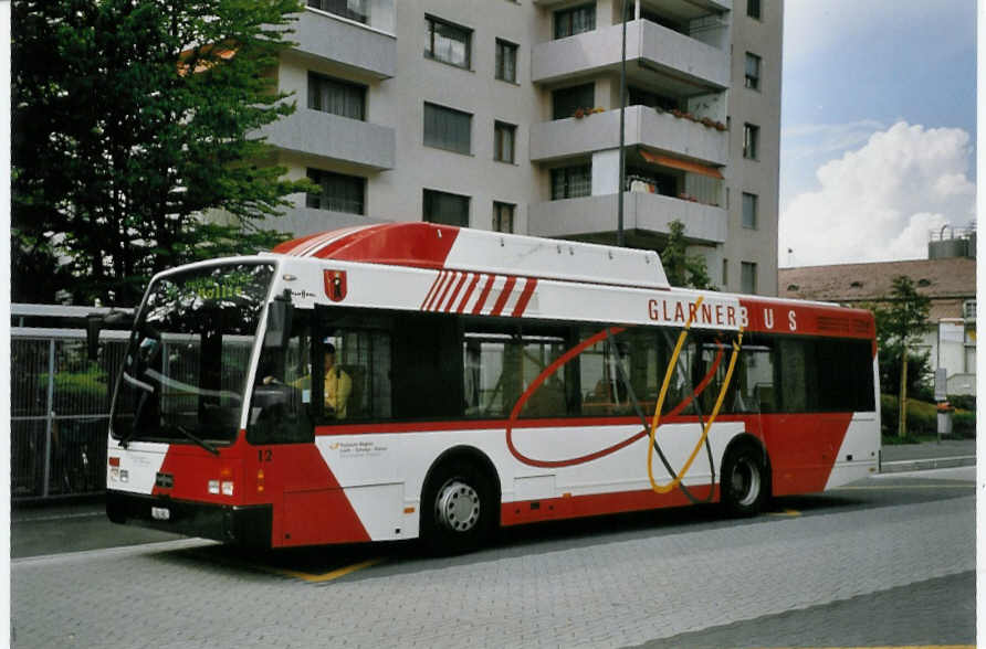 (069'507) - Niederer, Filzbach - Nr. 12/GL 40 - Van Hool am 17. Juli 2004 beim Bahnhof Nfels-Mollis