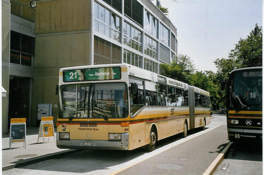 (069'530) - STI Thun - Nr. 64/BE 434'764 - Mercedes am 22. Juli 2004 beim Bahnhof Thun