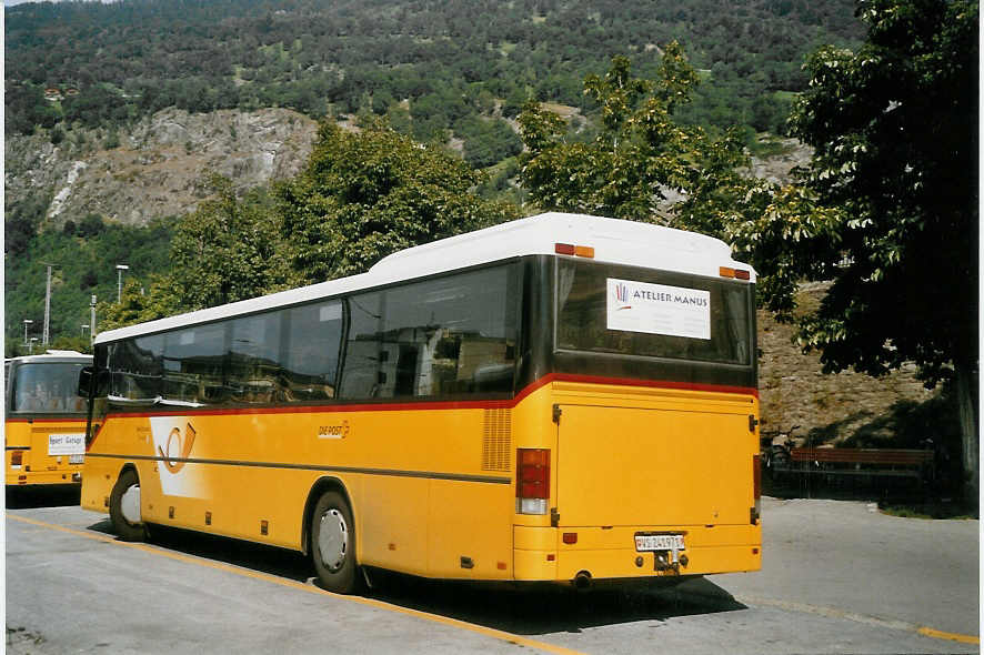 (069'804) - PostAuto Oberwallis - VS 241'971 - Setra (ex P 26'025) am 31. Juli 2004 beim Bahnhof Brig