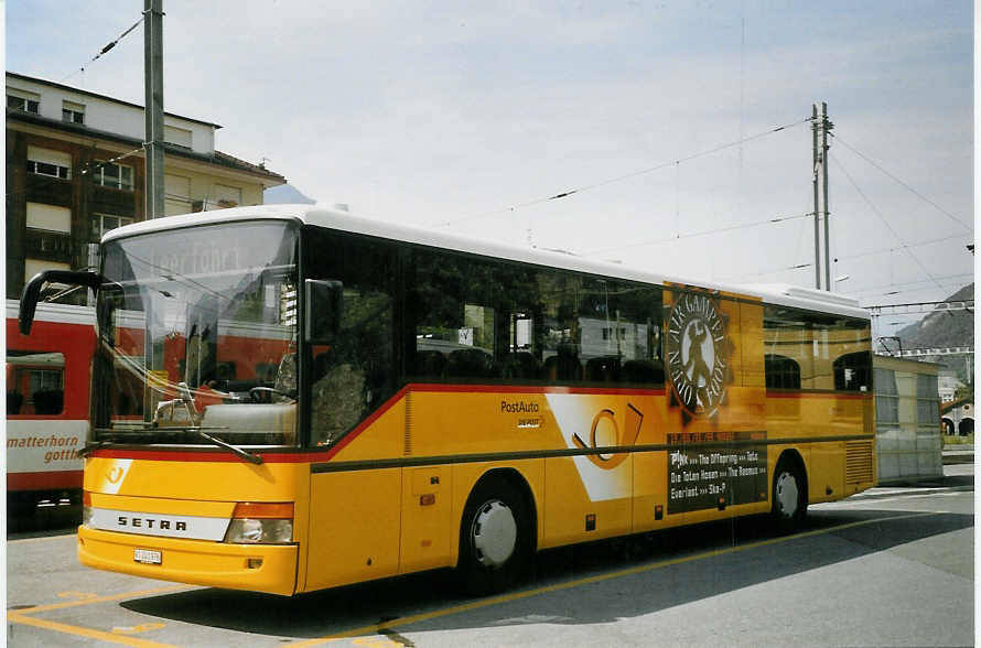 (069'805) - PostAuto Oberwallis - VS 241'976 - Setra am 31. Juli 2004 beim Bahnhof Brig