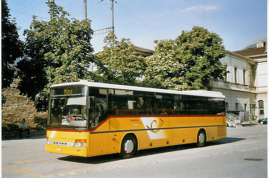 (069'819) - PostAuto Oberwallis - VS 245'886 - Setra am 31. Juli 2004 beim Bahnhof Brig