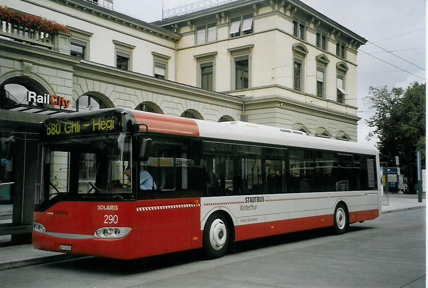 (070'017) - SW Winterthur - Nr. 290/ZH 730'290 - Solaris am 21. August 2004 beim Hauptbahnhof Winterthur