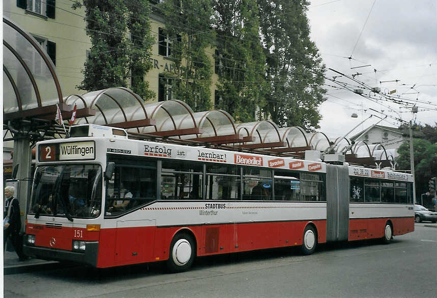 (070'019) - SW Winterthur - Nr. 151 - Mercedes Gelenktrolleybus am 21. August 2004 beim Hauptbahnhof Winterthur