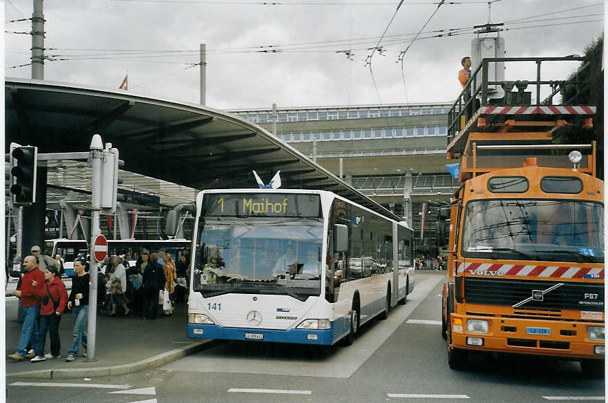 (070'226) - VBL Luzern - Nr. 141/LU 199'441 - Mercedes am 21. August 2004 beim Bahnhof Luzern