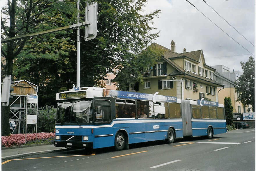 (070'233) - VBL Luzern - Nr. 117/LU 15'091 - Volvo/Hess am 21. August 2004 in Luzern, Maihof