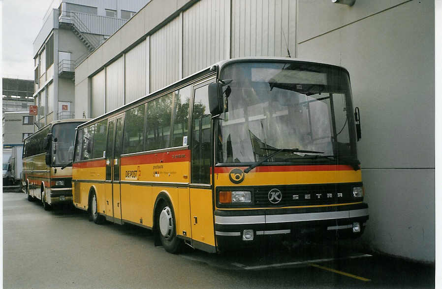 (070'725) - AVA Aarberg - Nr. 7 - Setra am 11. September 2004 in Kloten, EvoBus