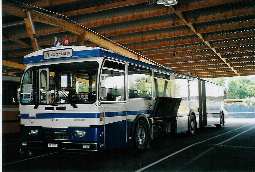 (070'901) - ZVB Zug - Nr. 37/ZG 3387 - FBW/Hess am 11. September 2004 in Zug, Garage