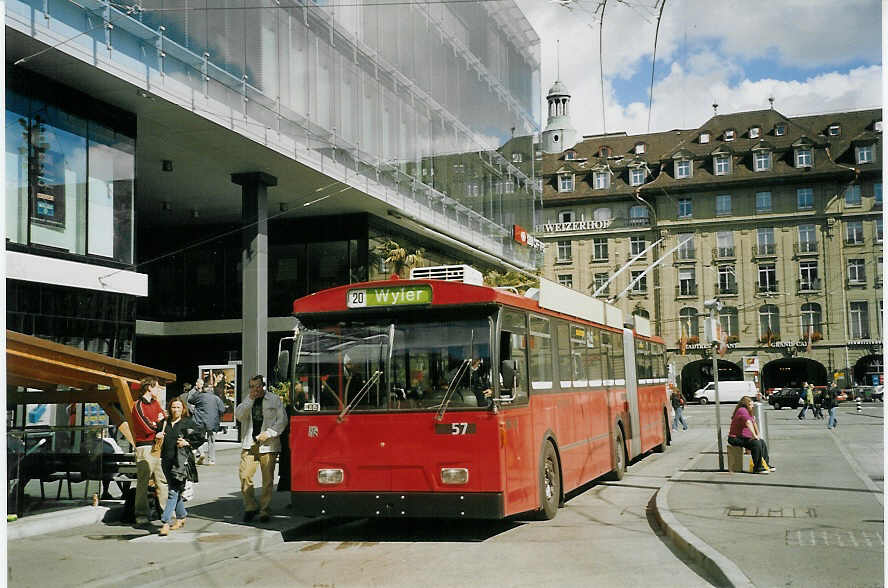 (071'212) - Bernmobil, Bern - Nr. 57 - FBW/Hess Gelenktrolleybus am 24. September 2004 beim Bahnhof Bern