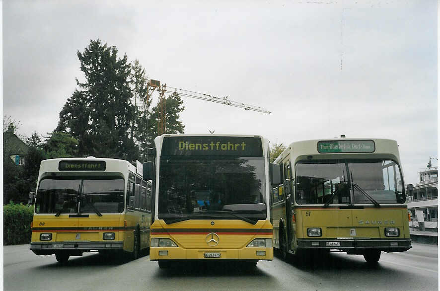 (071'219) - STI Thun - Nr. 52/BE 396'552 - Saurer/R&J + Nr. 75/BE 263'475 - Mercedes + Nr. 57/BE 413'457 - Saurer/R&J am 26. September 2004 bei der Schifflndte Thun