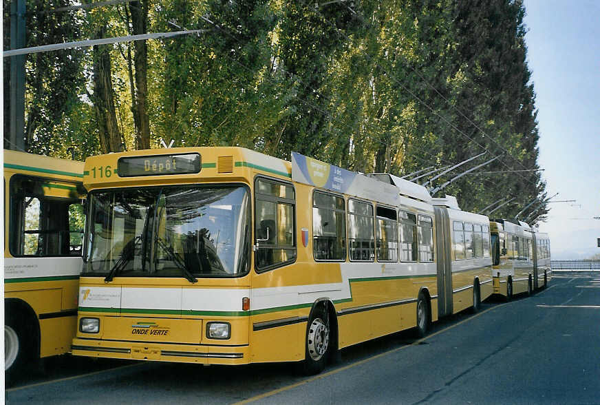 (071'322) - TN Neuchtel - Nr. 116 - NAW/Hess Gelenktrolleybus am 3. Oktober 2004 in Neuchtel, Dpt