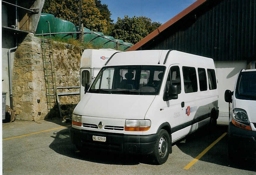 (071'331) - Arme du Salut, St-Aubin - NE 82'969 - Renault am 3. Oktober 2004 in St-Aubin, Le Devin