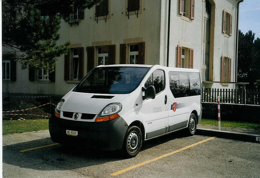 (071'332) - Arme du Salut, St-Aubin - NE 8336 - Renault am 3. Oktober 2004 in St-Aubin, Le Devin